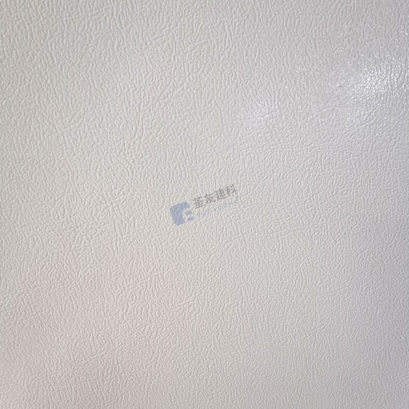 Panel de ducha montado en un cuarto de baño de lujo para reconstrucción y modernización de una casa